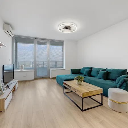 V Iii Veziach S Vyhladom, Pri Stadione A S Garazou Zadarmo * Pozsony