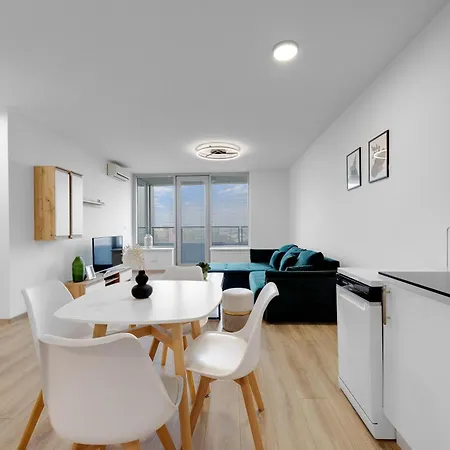 V Iii Veziach S Vyhladom, Pri Stadione A S Garazou Zadarmo *