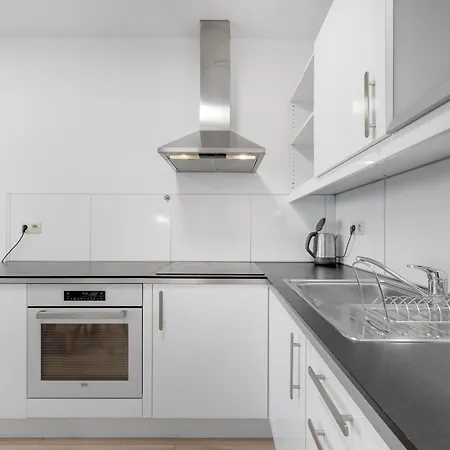 V Iii Veziach S Vyhladom, Pri Stadione A S Garazou Zadarmo Appartement