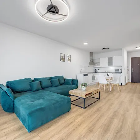 V Iii Veziach S Vyhladom, Pri Stadione A S Garazou Zadarmo